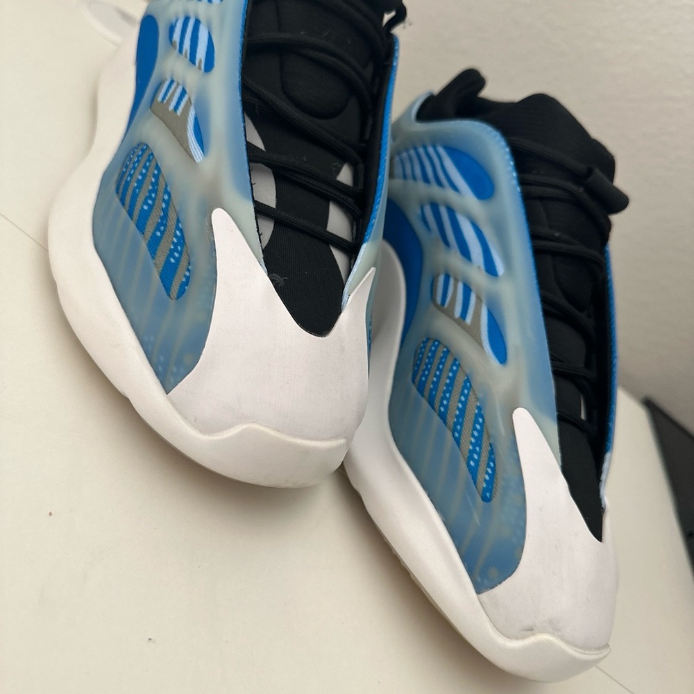 Size 9.5 - adidas Yeezy 700 V3 Arzareth - Picture 3 of 9
